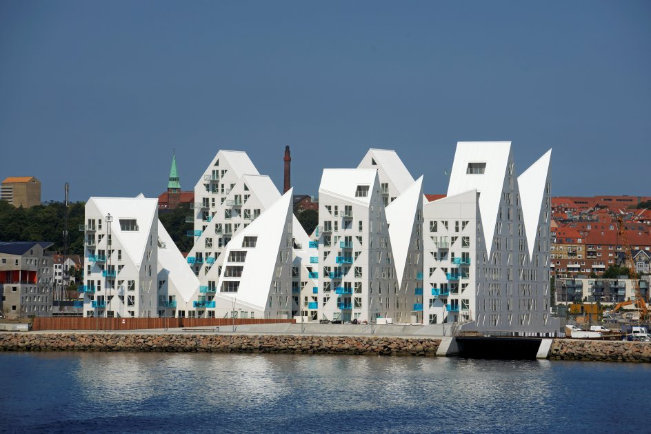Isbjerget i Aarhus fra 2012, som er tegnet af et konsortium bestående af de to danske arkitektfirmaer CEBRA og JDS Architects, hollandske SeARCH og franske Louis Paillard.