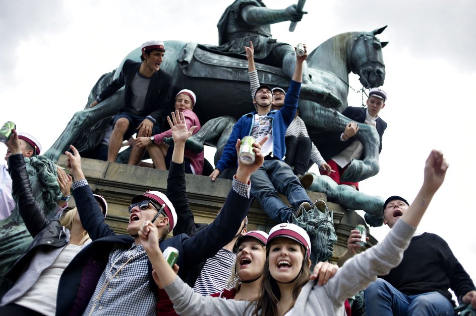 Begejstrede studenter ved Christian den Femtes rytterstatue, også kaldet "hesten" eller "Krinsen", på Kongens Nytorv i København i 2008. 