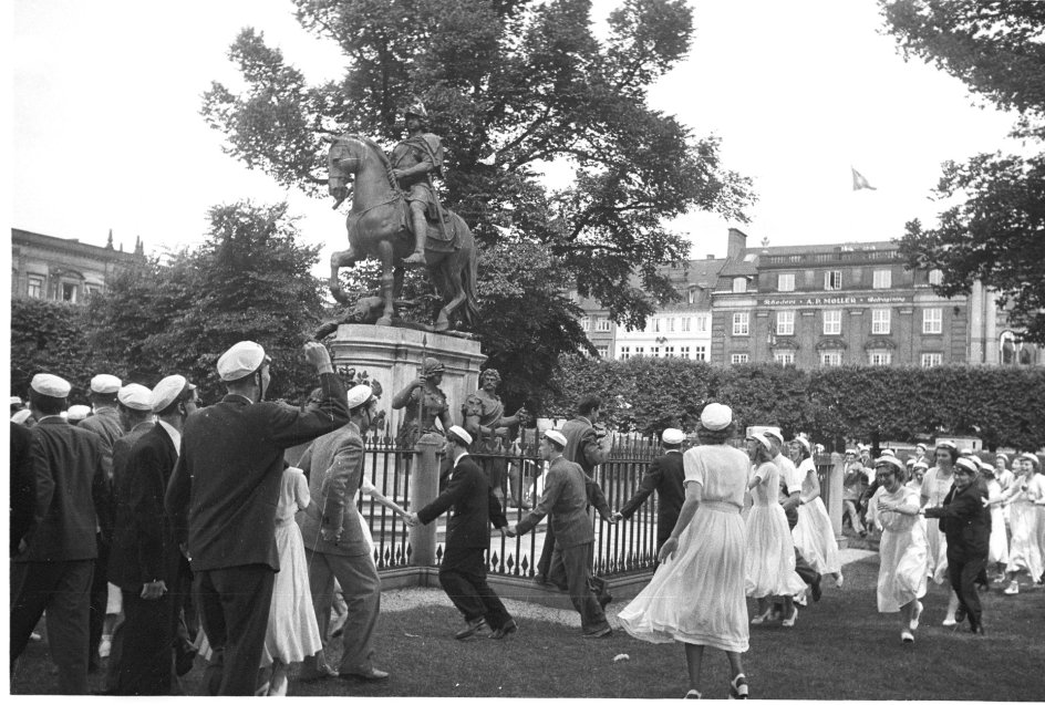 Studenter fra Schnekloth' Skole danser omkring statuen på Kgs. Nytorv.;Newly fledged students are dancing the traditional rounds around the statue " Krinsen " on Kgs. Nytorv.;