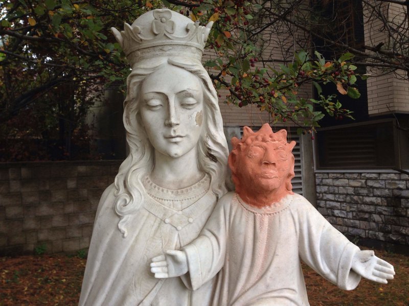 Statuen af Jomfru Maria og Baby Jesus med det nye hoved af ler.