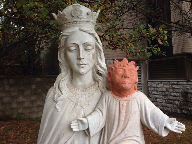 Statuen af Jomfru Maria og Baby Jesus med det nye hoved af ler. 