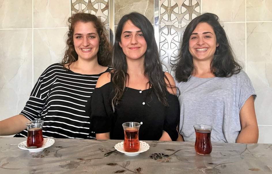 Den 26-årige bygningsingeniør Ayten Parmaksiz (tv.) skal giftes i næste uge og fremover bo i Konya med sin mand, der stammer fra samme landsby som hendes forældre. Hendes søstre, Fatma på 22 år og Hülya på 29 år (th.), kunne ikke forestille sig at gøre det samme. ”Jeg skal helt sikkert giftes med en kurder, men han skal være opvokset i Europa ligesom mig, ellers bliver der en for stor kulturkløft,” siger Hülya Parmaksiz, der er skolelærer hjemme i Köln. –