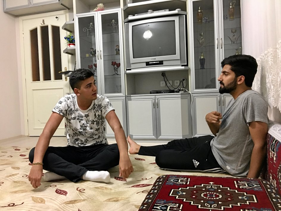 Mazlum Unutmaz på 21 år (th.) og lillebror Hazar Unutmaz på 17 år bor i Svendborg, men tilbringer mindst én måned af deres årlige sommerferie med familien i landsbyen Gölyazi, hvor deres forældre stammer fra. –