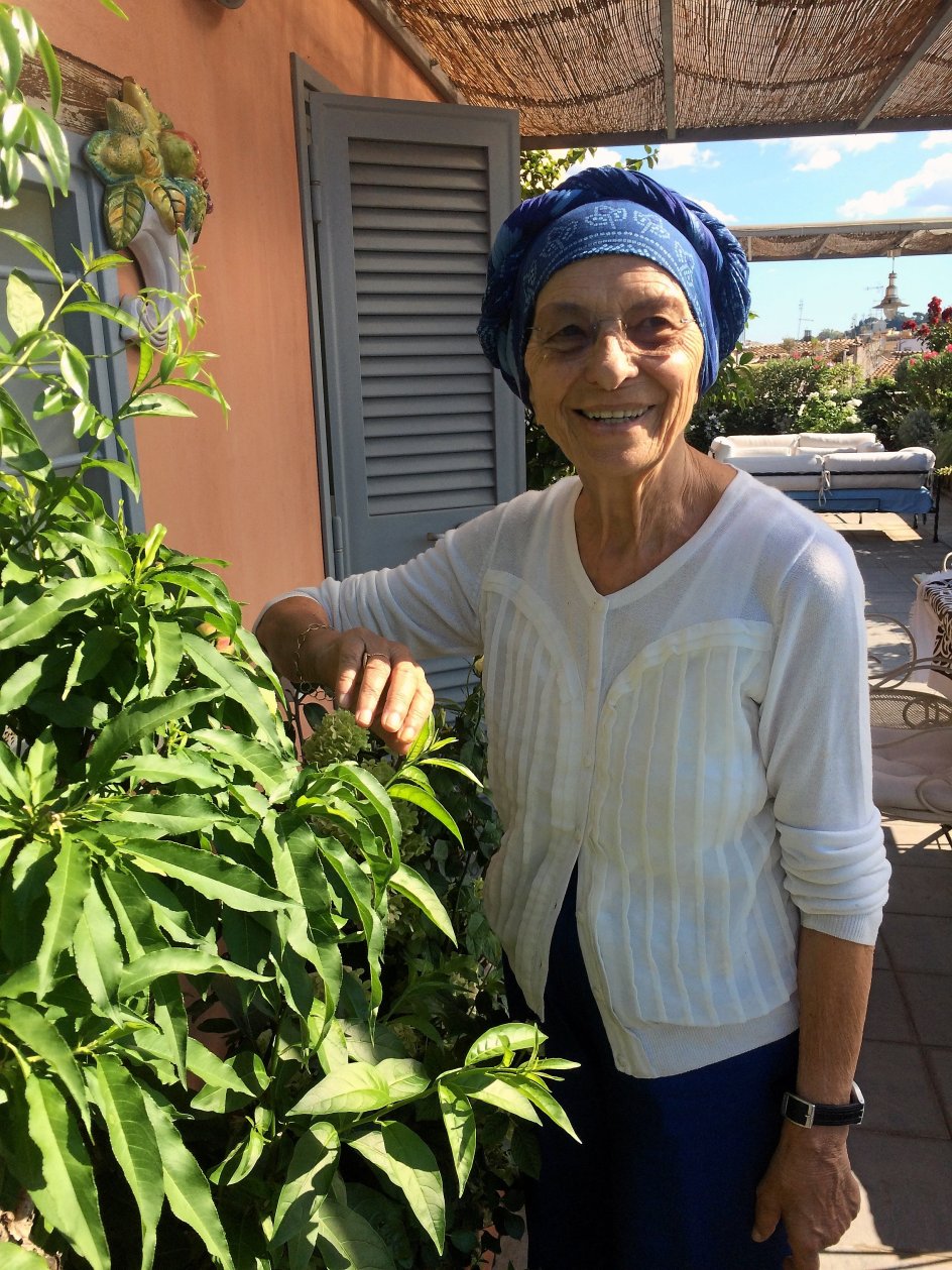 Da Emma Bonino for tre år siden var ramt af lungekræft, fik hun fornyet livsmod ved at passe planterne på sin tagterasse i Rom. Selvom hun stadig er mærket af kræften, har hun efter genvalget til Senatet i foråret genoptaget sin kamp for et føderalt og humanistisk Europa. – 