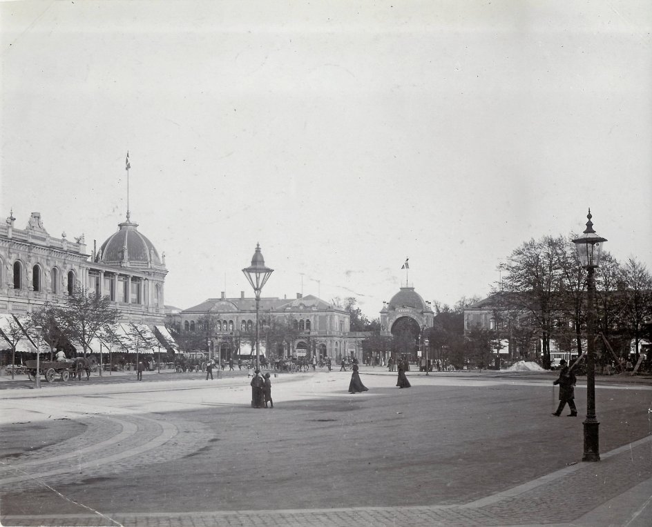 Tivolis hovedindgang cirka år 1900. –