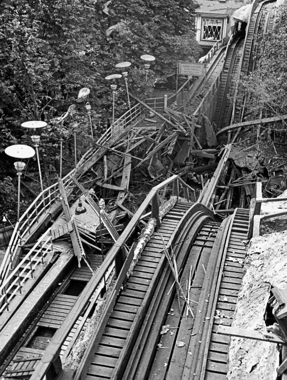 Natten til den 25. juni 1944 sprængtes adskillige bomber i Tivoli og beskadigede blandt andet bjergrutsjebanen og Koncertsalen, som brændte. Den tyske besættelsesmagt gav modstandsbevægelsen skylden, men der var tale om såkaldt schalburgtage, nazistisk modsabotage, fra organisationen Petergruppen. –