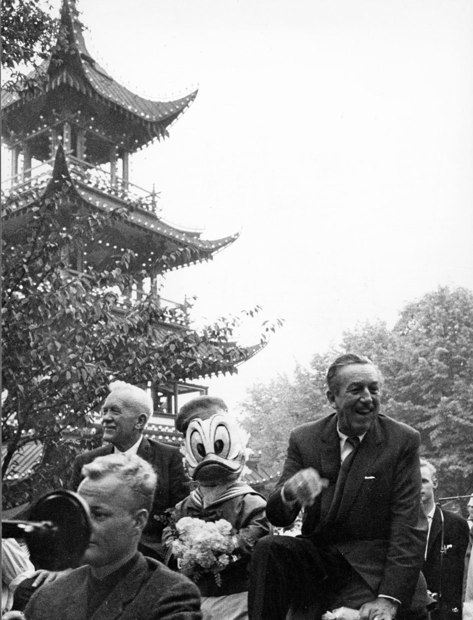 Den amerikanske tegnefilms- og underholdningsgigant Walt Disney var flere gange på besøg i Tivoli både før og efter åbningen af hans eget tivoli, Disneyland i Californien, i 1955. Her kører han i karet med danskamerikaneren Tom Knudsen og Anders And. –