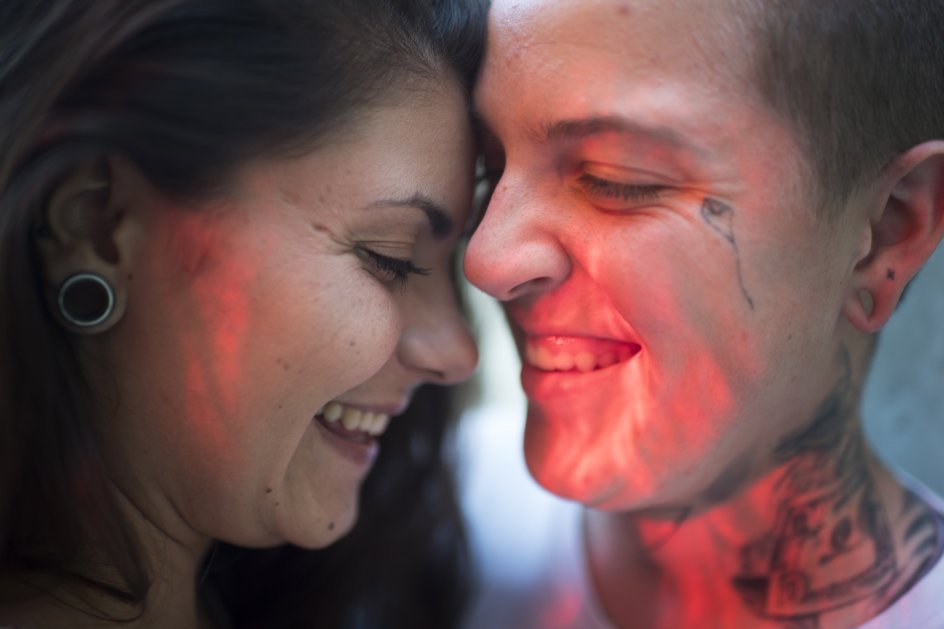 Sika og Noah Skaalum fotograferet til en artikel i forbindelse med Pride 2018.