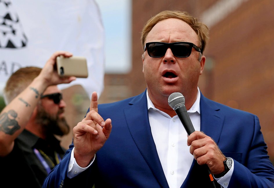 Alex Jones (th.), som står i spidsen for den kontroversielle amerikanske medieplatform Infowars, er vred på en række af de etablerede medier, som han mener er med til at få presset Infowars ud af blandt andet Youtube, Facebook og Spotify. I Storbritannien har politikere argumenteret for, at Youtube burde smide antiislamist og leder af English Defence League Tommy Robinson (tv.) af deres platform. – 