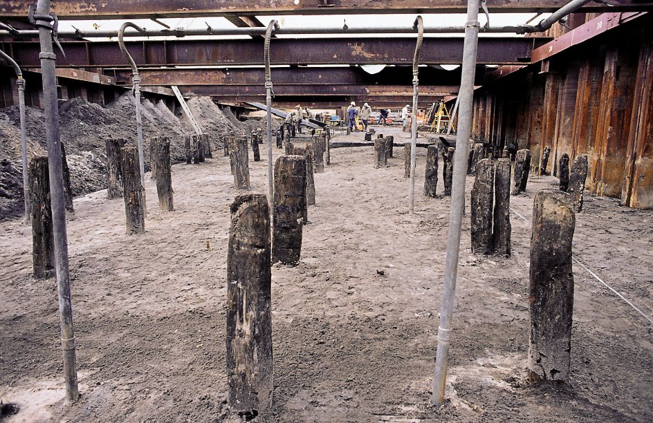 Der er i årenes løb foretaget mange arkæologiske udgravninger ved Hedeby, her ses udgravningen af rækker af pæle fra datidens havneanlæg.