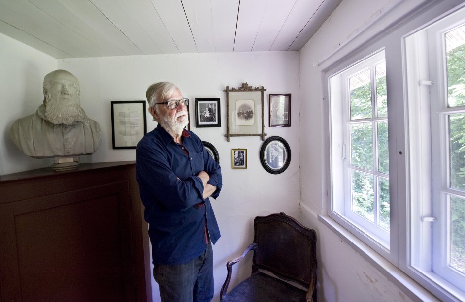 Haven i præstegårdshaven i Udby, hvor professor Erik A. Nielsen her står, fodrede tidligt Grundtvigs fantasi. –