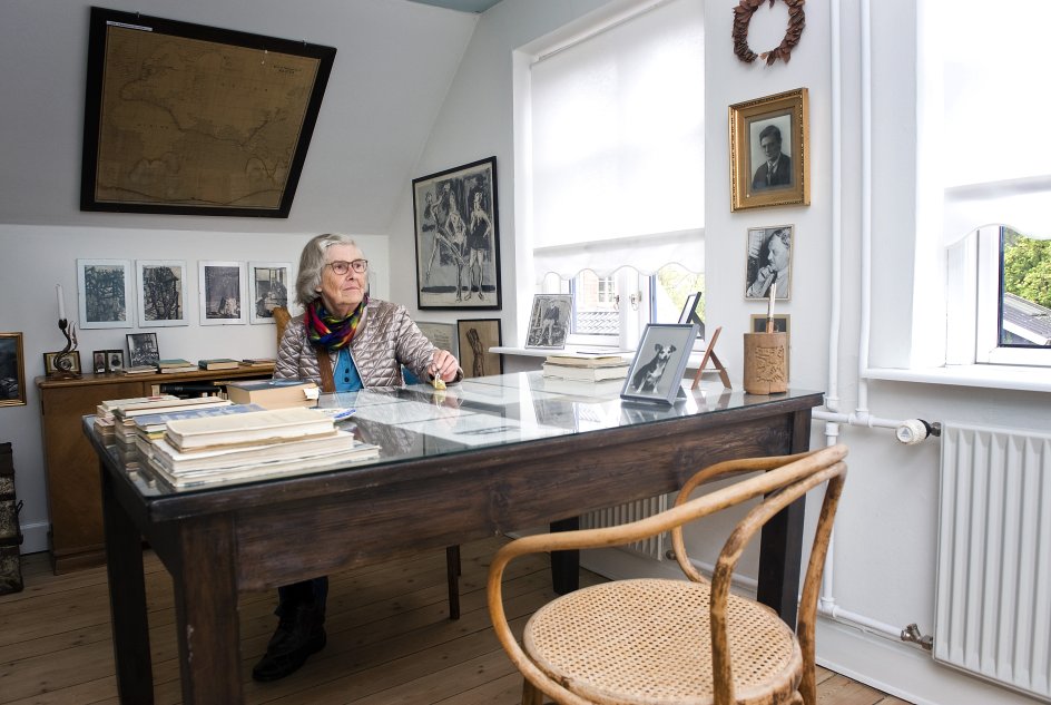 Tom Kristensen, forfattter. re-foto af gamle billeder, blandt andet i selskab med Karen Blixen. Tom Kristensens mindestuer, men hans steddatter. Gravstedet på Thurø Kirkegård.