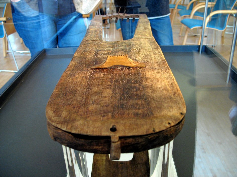 Den utroligt velbevarede tyske Trossingen-lyre blev fundet i 2002 og blev derefter udstillet på museum i byen Konstanz. –