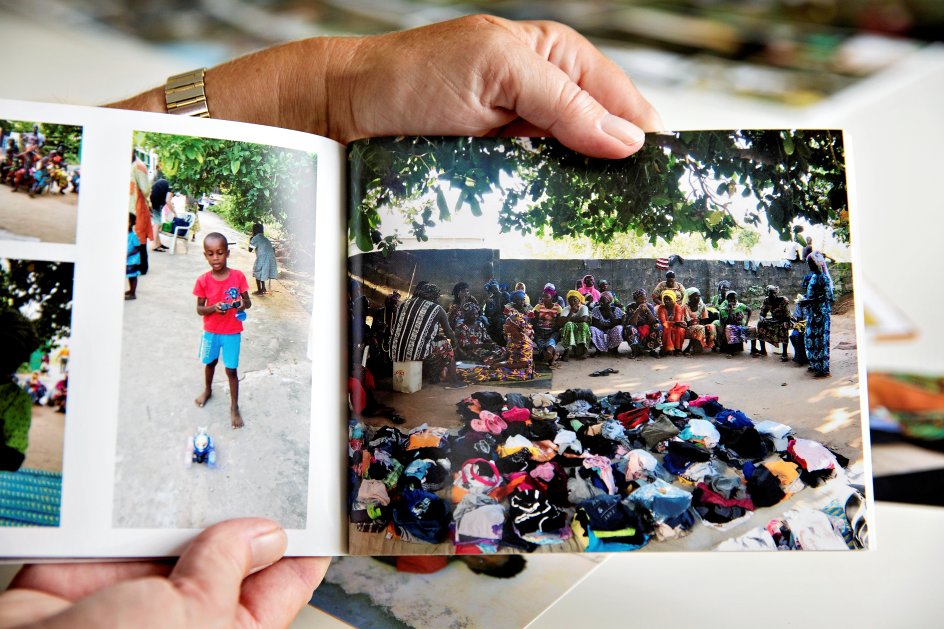 Bestilt optagelse til Kr. Dagblad. Eva Naur fra Ringkøbing bruger det meste af sin tid på sine mange fadderbørn og fadderstuderende i Gambia, hvor hun er kommet gennem en årrække. Hun har besøgt landet 38 gange og har masser af billeder, bøger og minder fra stedet. På billedet ses en fordeling af tøj, som Eva har haft med fra Ringkøbing. Fredag d. 7.9.18.