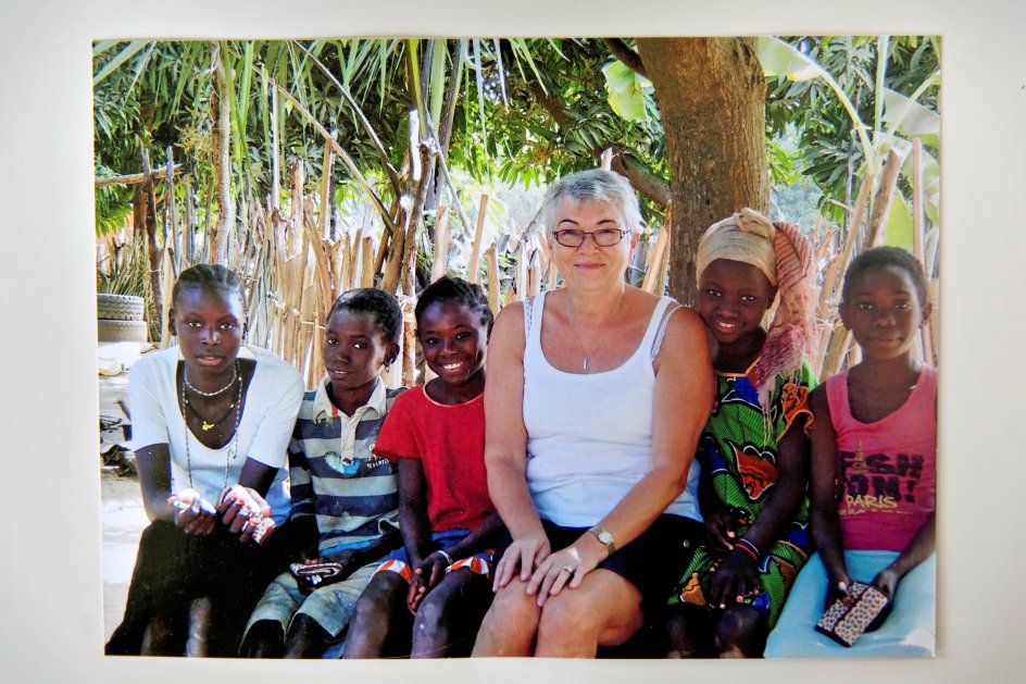 Eva Naur på et af mange besøg i Gambia.