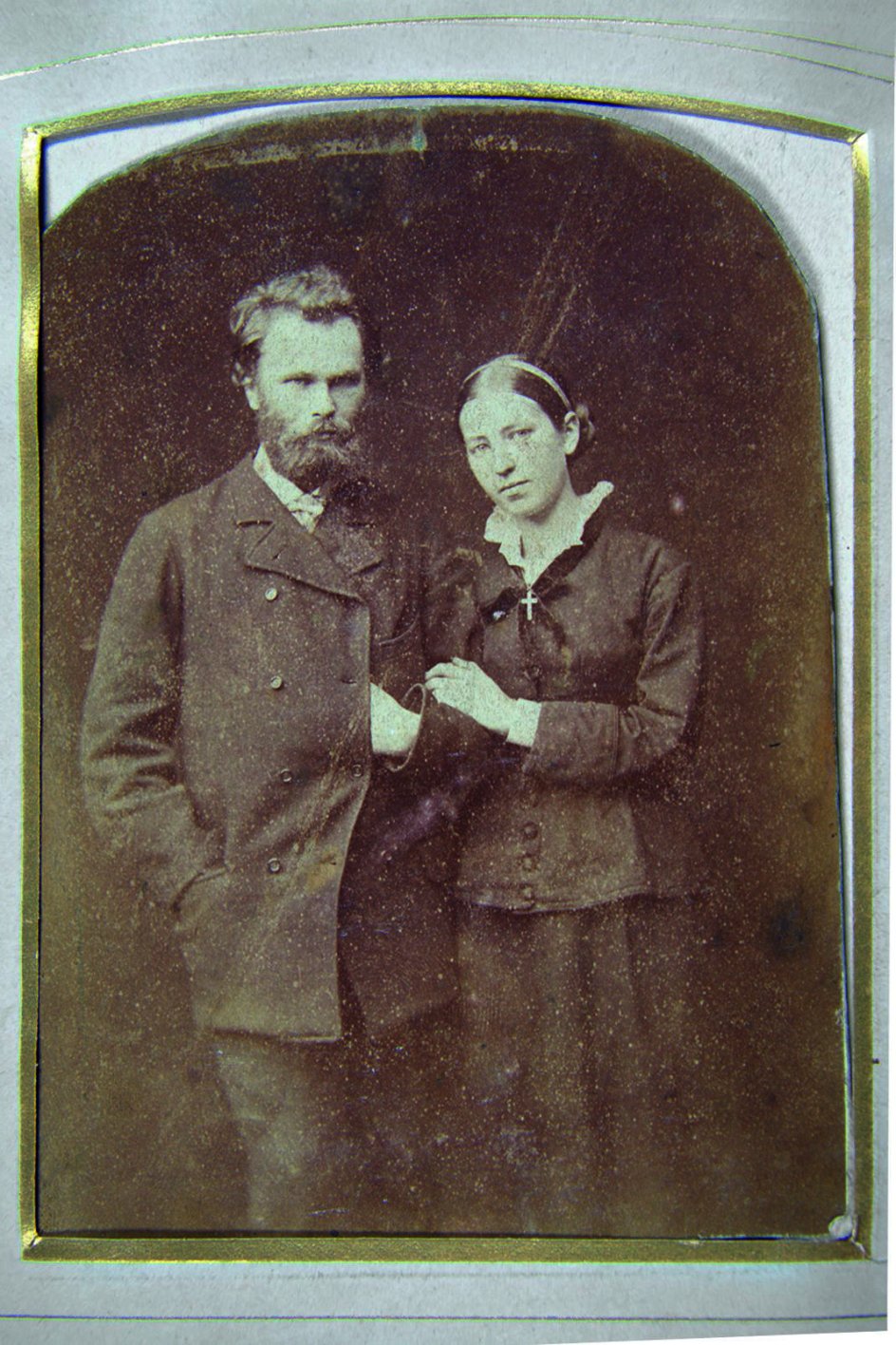Anna Ancher var kun 16 år, da hun blev kæreste med den 10 år ældre Michael Ancher, der var rejst til Skagen for at male. Han opmuntrede hende fra begyndelsen til at forfølge drømmen om at blive malerinde. Fotoet er taget i 1879, året før de blev gift. –