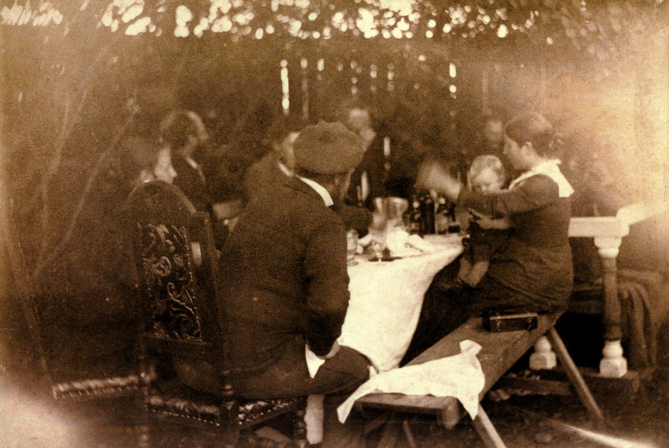 I Ancherfamiliens forhave samledes kunstmalere og forfattere til festivitas og gode samtaler. Fotografiet er taget i 1884, til højre i billedet sidder Anna Ancher med datteren Helga på skødet. –