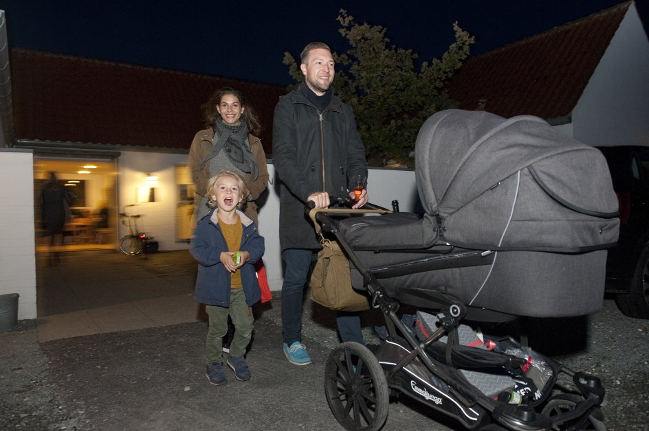 Nygifte Hannibal Henrik Korting Paulsen og Carina Hvam Larsen på vej hjem med deres to sønner. I morgen skal de fejre Carinas 30-års fødselsdag og overbringe nyheden.