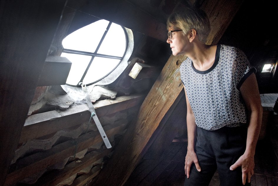 (KAN BRINGES I MINDRE STØRRELSE - ELLER PÅ NETTET) I beretningen fra en jøde, der gemte sig på Gilleleje Kirkes loft, kan man læse, hvordan han fra loftets vinduer kunne se havnen og ane Sverige på den anden side af sundet.