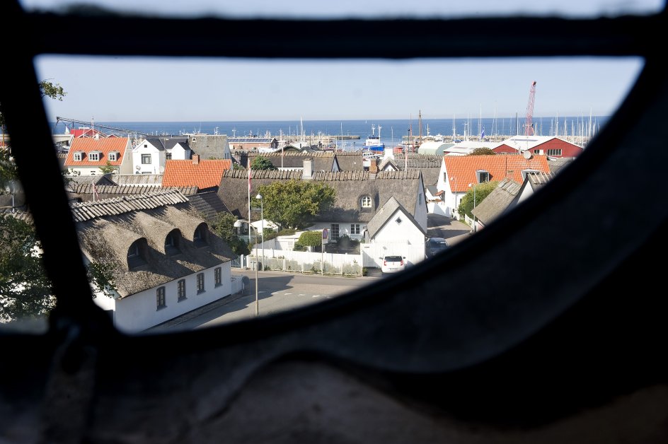 Mange jøder ankom i efteråret 1943 til Gilleleje, da der gik rygter om, at man herfra kunne komme med både til Sverige. Udover kirken hjalp mange lokale borgere i havnebyen til.