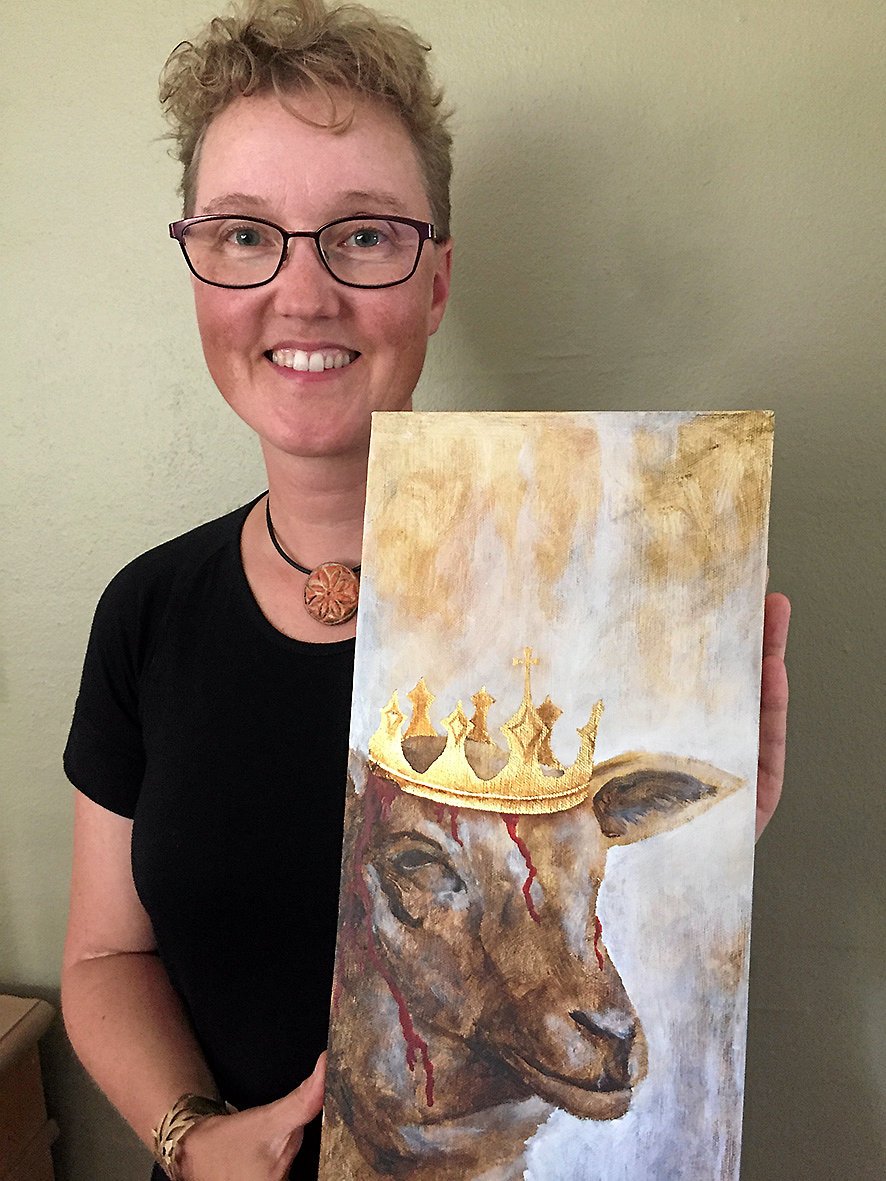 "Guds lam” har i århundreder været et af de yndede motiver i kirken. Helle Noer har også brugt motivet i flere af sine malerier som billedet her, der har titlen ”Kron ham”. – Privatfoto.