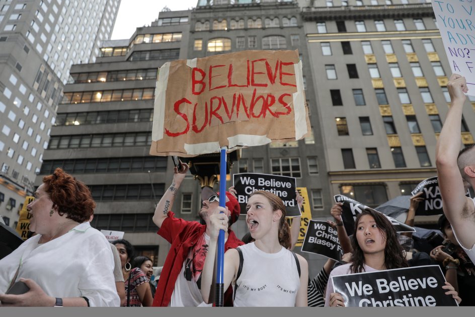 Aktivister samles for at støtte Christine Ford, der beskylder Brett Kavanaugh for voldtægt