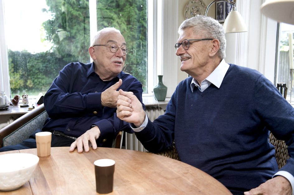 Mogens Lykketoft og Uffe Ellemann-Jensen er i dag enige om mange ting. Når man spørger, om de kan forstå frygten for, at velfærdsstaten ikke kan holde til, at alle kan rejse frit rundt, tage arbejde og få del i ydelser som børnechecken, svarer Mogens Lykketoft: ”Jeg tror, den bekymring er vildt overdrevet. Vores manglende evne til at integrere folk med en anden hudfarve og religion er en meget større trussel for velfærdssamfundet. Derfor bliver man nødt til at have så meget styr på sine grænser, at man kan nå integrere dem, der kommer.” Hans kollega nikker.