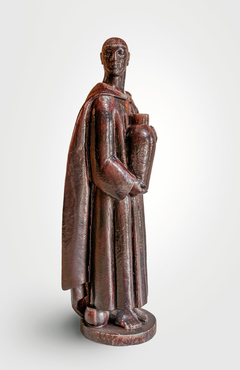 Hovedværket i Jais Nielsens virke, og også på udstillingen, er den mandshøje figur ”Pottemageren” skabt til Verdens-udstillingen i Paris i 1925, hvor den da også hjembragte den eftertragtede Grand Prix. –