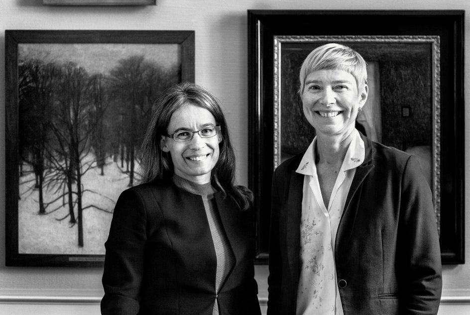 Gertrud Oelsner (tv.) og Annette Rosenvold Hvidt besluttede allerede i 2012 at skrive en fælles bog om Vilhelm Hammershøi. Her ses de foran to af hans værker. –