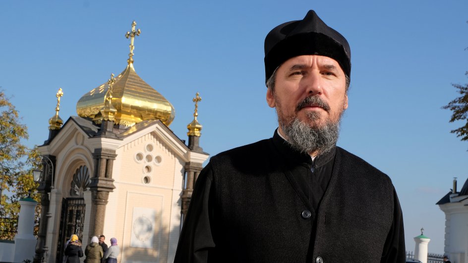 ”Vi frygter, at den ukrainske kirke tager vores kirker med vold,” siger den 50-årige ortodokse præst Vladyslav Sofijtstjuk fra Huleklostret i Kijev, som tilhører Moskva-patriarkatet.