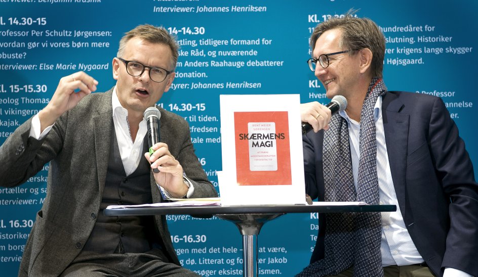 Professor Bent Meier Sørensen og chefredaktør Erik Bjerager diskuterer digitalisering.