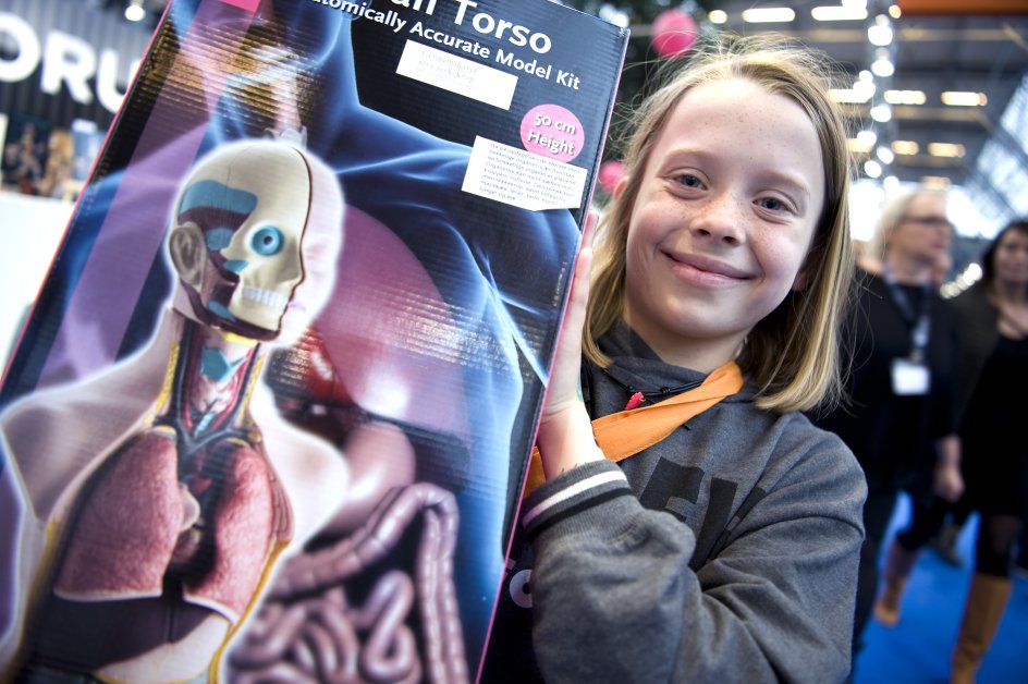 Kirstine på 10 år fra Brabrand ved Aarhus har besøgt Bogforum for første gang i år. Hun interesserer sig for anatomi og har fundet en flot anatomisk model, hun kan tage med sig hjem fra messen. Men det allerbedste ved Bogforum er alligevel at møde forfatterne, mener hun.