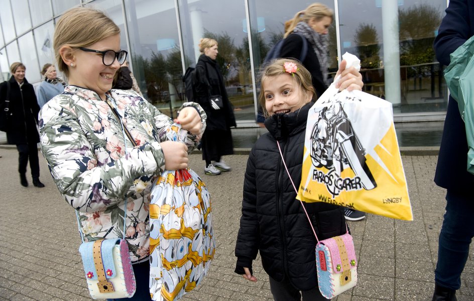 De to søstre Linea på ni år og Milla på syv år er begge stolte over at have fået signeret hver deres eksemplar af Anders And-bogen ”Genialie genialiteter” af tegneren Flemming Andersen.