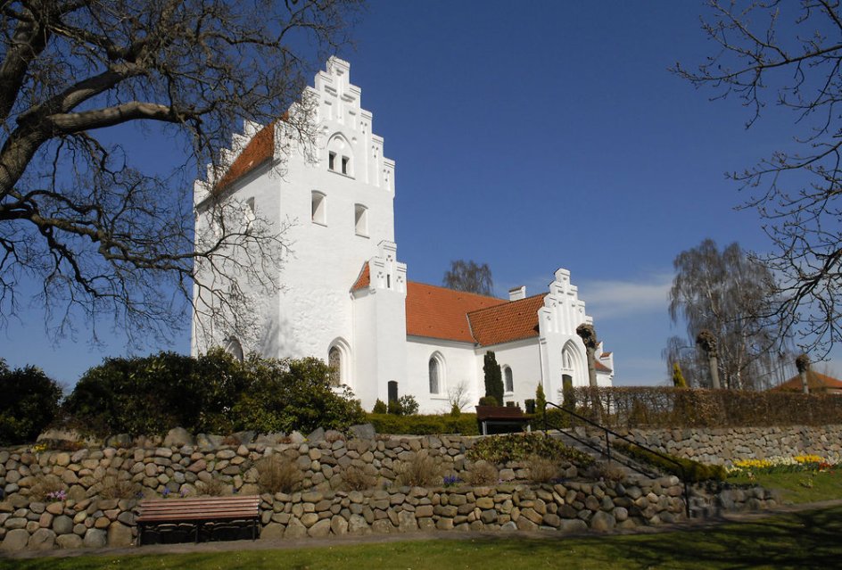 Vatikanet ejer denne kirke! Sådan lød aprilsnaren tilbage i 2011. Aprilsnaren gik på, at Vatikanet havde retslig bevis for ejerskab af cirka 1700 danske landsbykirker.