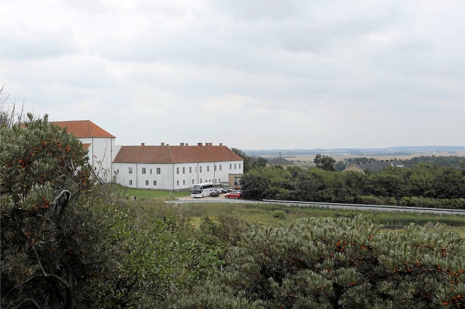 Ovenfor ses Børglum Kloster, som det ser ud i dag. På billedet nedenfor har klosteret lavet en visualisering, der viser, hvordan udsigten bliver, når otte eksisterende møller på 69 meter forhøjes til 150 meter. – Fotos og visualisering: Børglum Kloster