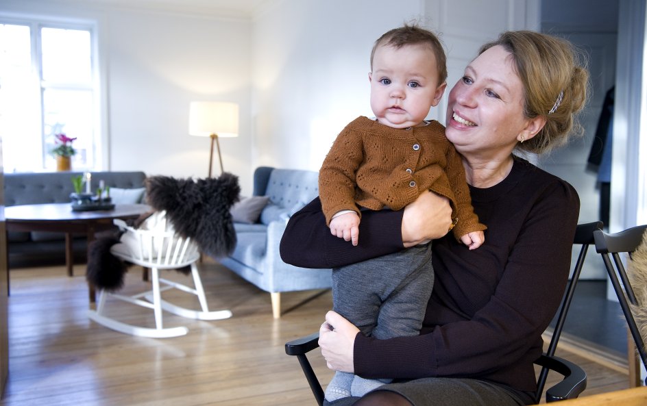 Ulla Toft er på barsel med datteren Gunver, der er hendes femte barn. Da hun mistede sin far, var hun på barsel med sin førstefødte, sønnen Søren-Erik. –