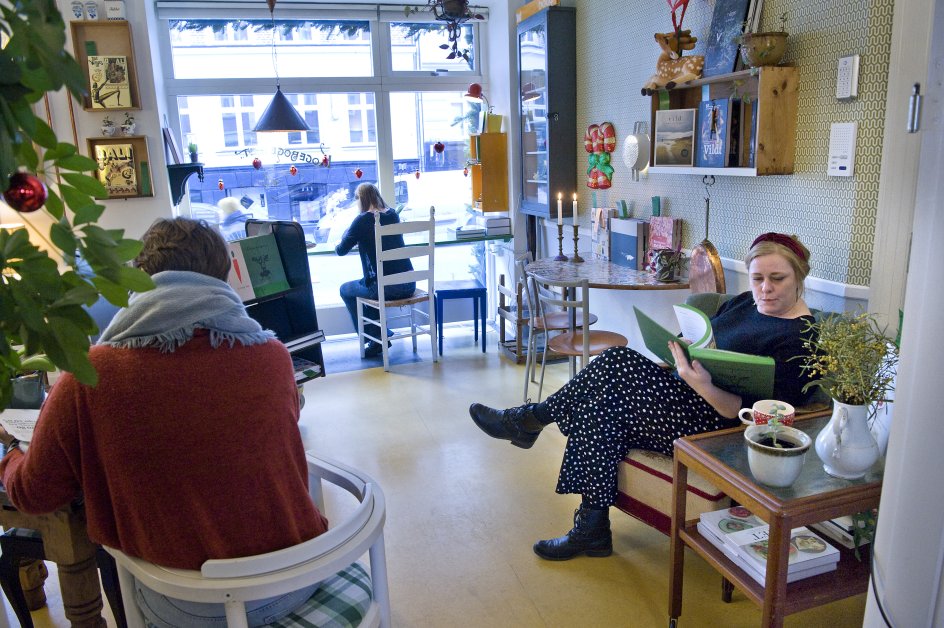 På Koge-bogeriet er det tilladt også bare at bladre i de mange kogebøger, der står placeret overalt i lokalet.