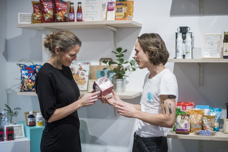 To Good To Go er baseret på, at butikker sælger varer, der ellers ville være blevet smidt ud – typisk kort før lukketid – til billige penge. I august sidste år åbnede direktør Mette Lykke også en fysisk butik på Frederiksberg i København for at øge kendskabet til appen og for at kunne sælge varer, der er blevet tilovers hos virksomheder, der ikke har en butik.–