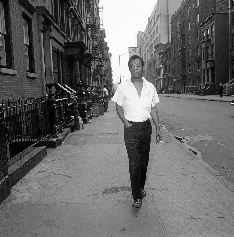 James Baldwins (1924-1987) ”Giovannis værelse” fortæller om mennesker, der fremmedgøres og kvæles af normer og social kontrol. Og ét er, at emnet stadig er relevant – det vil undertrykkelse altid være – noget andet er, at Baldwins sprog stadig fremstår tindrende moderne. Her ses Baldwin fotograferet i New Yorks gader i 1963. –