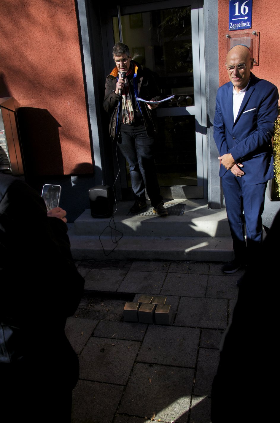 Terry Swartzberg er formand for foreningen Initiative Stolpersteine für München, der kæmper for at få snublesten tilladt på offentlig grund i byen.