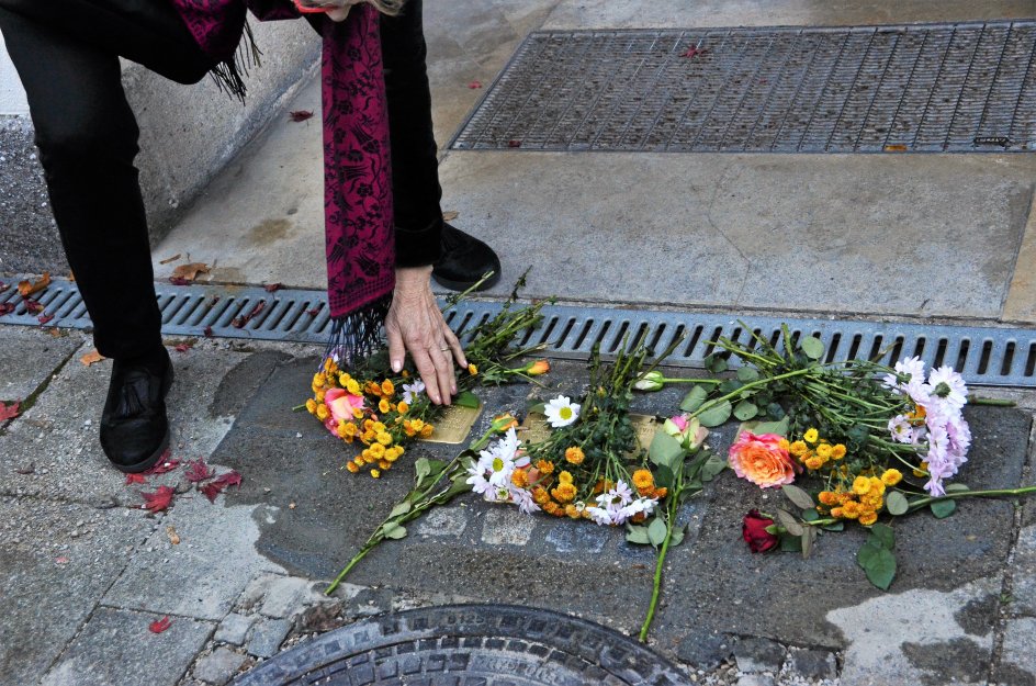 Snublestenene skal illustrere, at nazismen ikke kun foregik i koncentrationslejre uden for bymuren, men også havde sit udspring hos den antisemitiske nabo. Overalt i Det Tredje Rige forsvandt mennesker, blev diskrimineret, deporteret og dræbt.