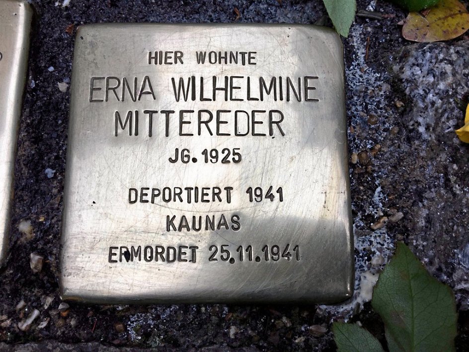 Erna Mittereders sten er som de andre snublesten i München nedfældet på privat grund tæt på det hus i Römerstrasse, hvor hun boede.