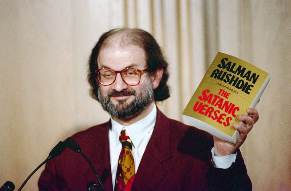 Salman Rushdie med sin omstridte bog i marts 1992.