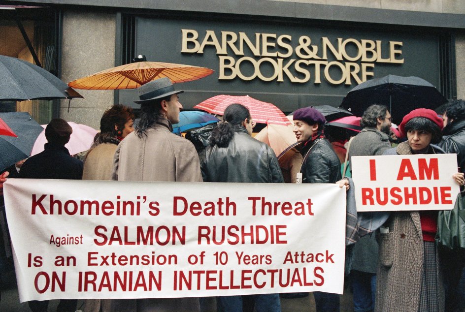 Støttedemonstration for Salman Rushdie foran en Barnes & Noble-boghandel i New York, USA, den 22. februar 1989. Butikken havde valgt at tage "De sataniske vers" af hylderne.