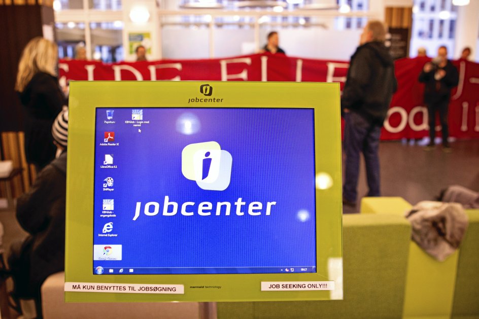 ”Nu må du lige give det en chance,” er beskeden til dagens kronikør under et møde i jobcenteret. Jeg spørger, hvad det egentlig er, jeg skal. ”Du skal søge job,” får jeg at vide. ”Det gør jeg allerede,” svarer jeg. Jeg siger, at det er lidt svært at sidde i en åben gang og skrive jobansøgninger. ”Det gør jeg bedre derhjemme,” skriver Annette Rana Petersen. – Arkiv