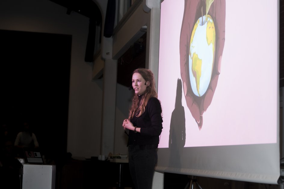 Lea Korsgaard er kendt som redaktør og journalistisk iværksætter – men da hendes mand blev forstander for højskolen Krogerup, vendte hun tilbage til sine rødder. Hun er selv vokset op på en højskole. Hun passer fortsat sit job på Zetland, men hun er også aktiv på højskolen, hvor hun slæber sine børn med til spisning. Det gør hun tirsdag den 29., hvor hun også skal holde foredrag om det emne, som hun brænder for (Gå Foran – Hvordan klimakrisen stiller journalistikken). Vi følges med hende om de tre børn til skolen og til mødet