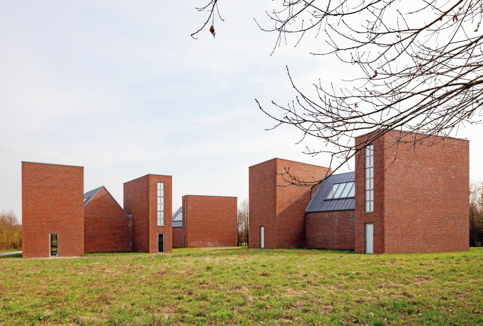 Bogen handler om Per Kirkebys arkitektur, men øger også forståelsen af, hvad en arkitekt er og hvad han/hun skaber. Her ses Kirkebys tre kapeller opført i 2002-2003 under Museum Insel Hombroich, der ligger i den tyske delstat Nordrhein-Westfalen. – Foto fra bogen.