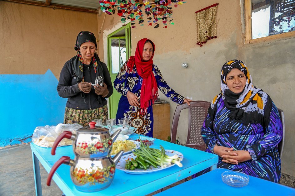 I Jinwar bydes man velkommen af store smil, kram og frisklavet frokost, som nogle af byens ildsjæle, Siham Ali, Razya Seno og Gihan Derwishs, serverer.