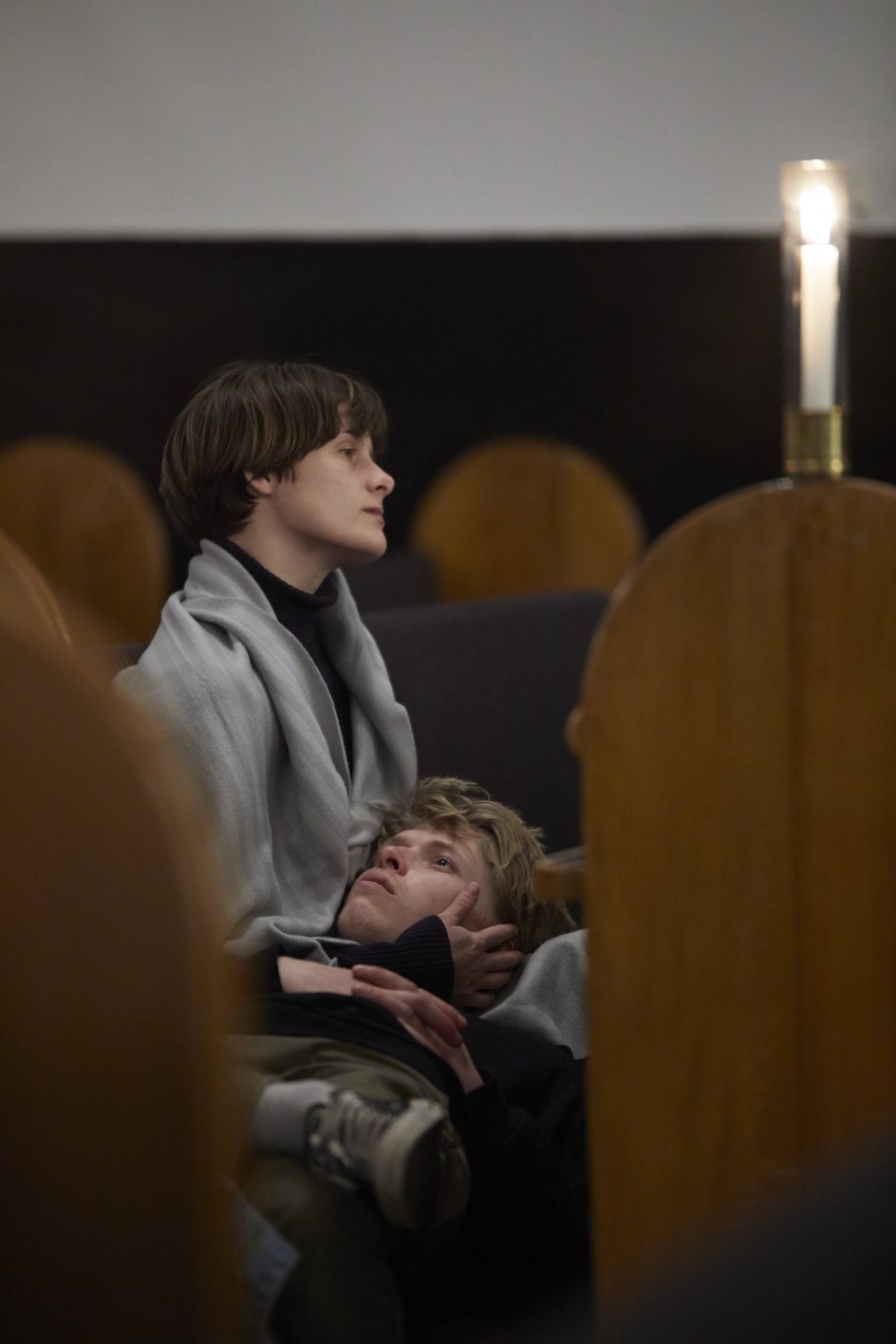 Der var podcast, eksistentielle samtaler og rødvin på programmet torsdag aften i Sankt Lukas Kirke i Aarhus. Her ses kæresteparret Jeppe Skov Madsen og Freja Storgaard, mens de slapper af og lytter til en samtale om tvivl. –