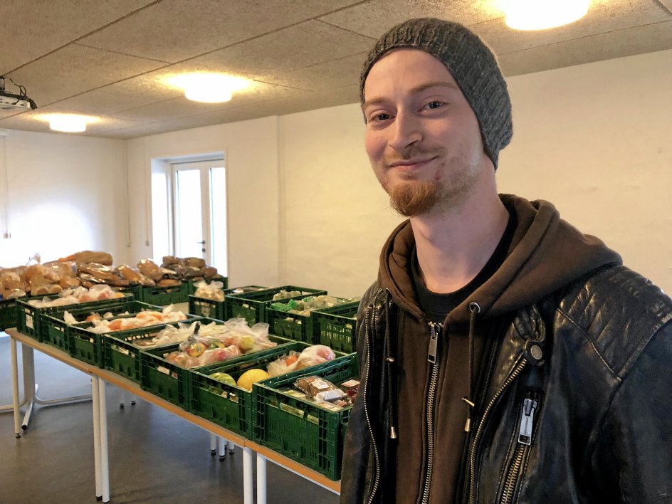Der er både etiske og praktiske grunde til, at danskerne er blevet bedre til ikke bare at smide mad ud. I Silkeborg er der god gang i butikken, når lokale supermarkeder donerer madvarer, som tidligere endte i affaldscontaineren.